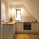 Dachgeschosswohnung Warft Simmerdeis In Reetdachhaus Mit Parkaehnlichem Garten Lägenhet *