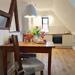 Dachgeschosswohnung Warft Simmerdeis In Reetdachhaus Mit Parkaehnlichem Garten * Oldenswort
