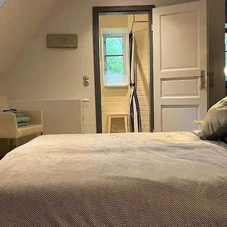 Dachgeschosswohnung Warft Simmerdeis In Reetdachhaus Mit Parkaehnlichem Garten Oldenswort
