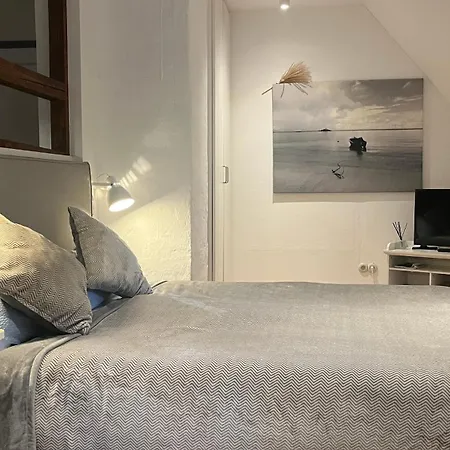 Dachgeschosswohnung Warft Simmerdeis In Reetdachhaus Mit Parkaehnlichem Garten Oldenswort