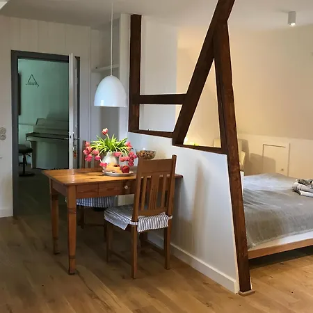 شقة Dachgeschosswohnung Warft Simmerdeis In Reetdachhaus Mit Parkaehnlichem Garten