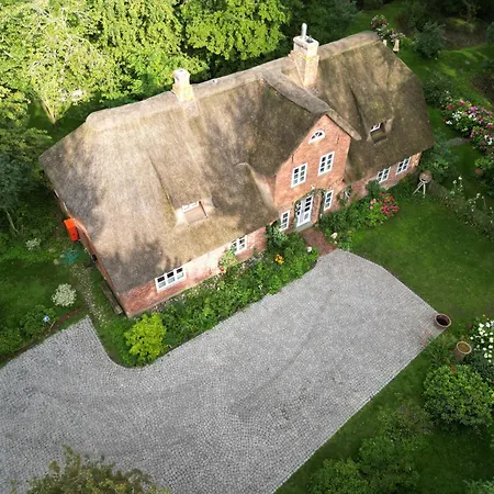 Dachgeschosswohnung Warft Simmerdeis In Reetdachhaus Mit Parkähnlichem Garten * Oldenswort