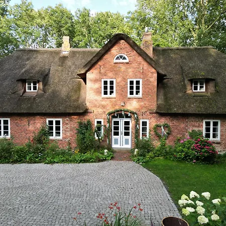 Lägenhet Dachgeschosswohnung Warft Simmerdeis In Reetdachhaus Mit Parkaehnlichem Garten