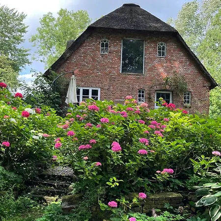 Dachgeschosswohnung Warft Simmerdeis In Reetdachhaus Mit Parkaehnlichem Garten Lägenhet *