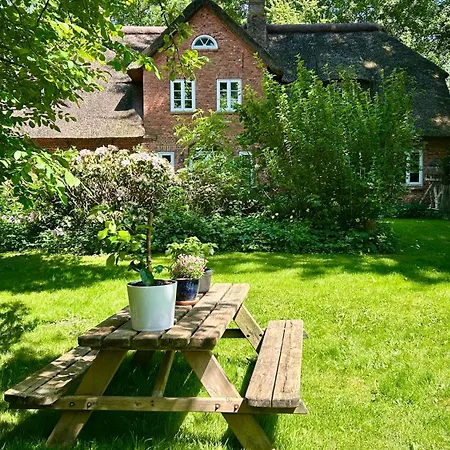 شقة Dachgeschosswohnung Warft Simmerdeis In Reetdachhaus Mit Parkaehnlichem Garten Oldenswort