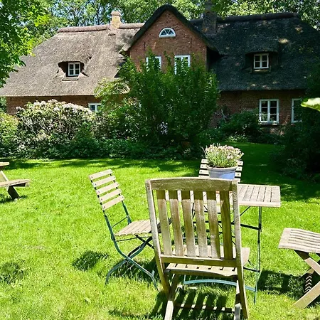Dachgeschosswohnung Warft Simmerdeis In Reetdachhaus Mit Parkaehnlichem Garten Oldenswort