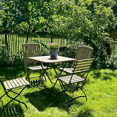 شقة Dachgeschosswohnung Warft Simmerdeis In Reetdachhaus Mit Parkaehnlichem Garten