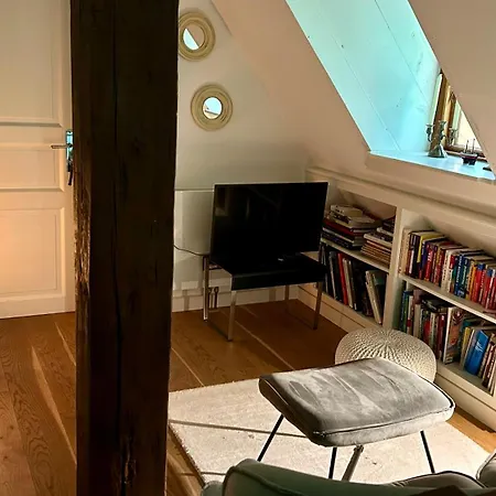Dachgeschosswohnung Warft Simmerdeis In Reetdachhaus Mit Parkaehnlichem Garten